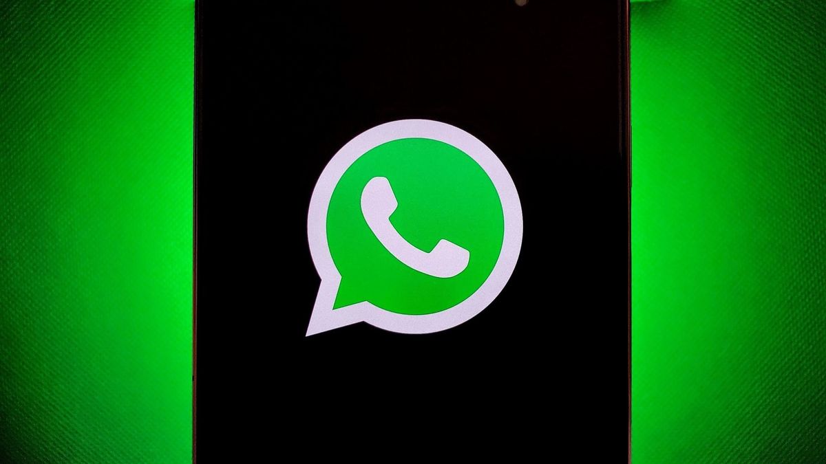 WhatsApp's Latest Updates: Redesigned Emoji Keyboard, New Calling Button, and Screen Sharing.