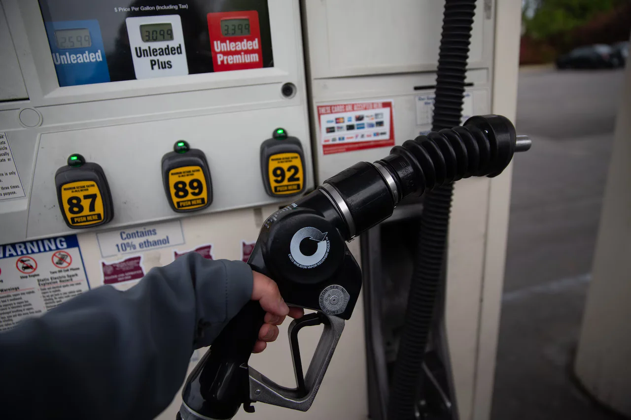 Featured image for U.S. Gas Prices Reach 5-Year Low Ahead of Labor Day