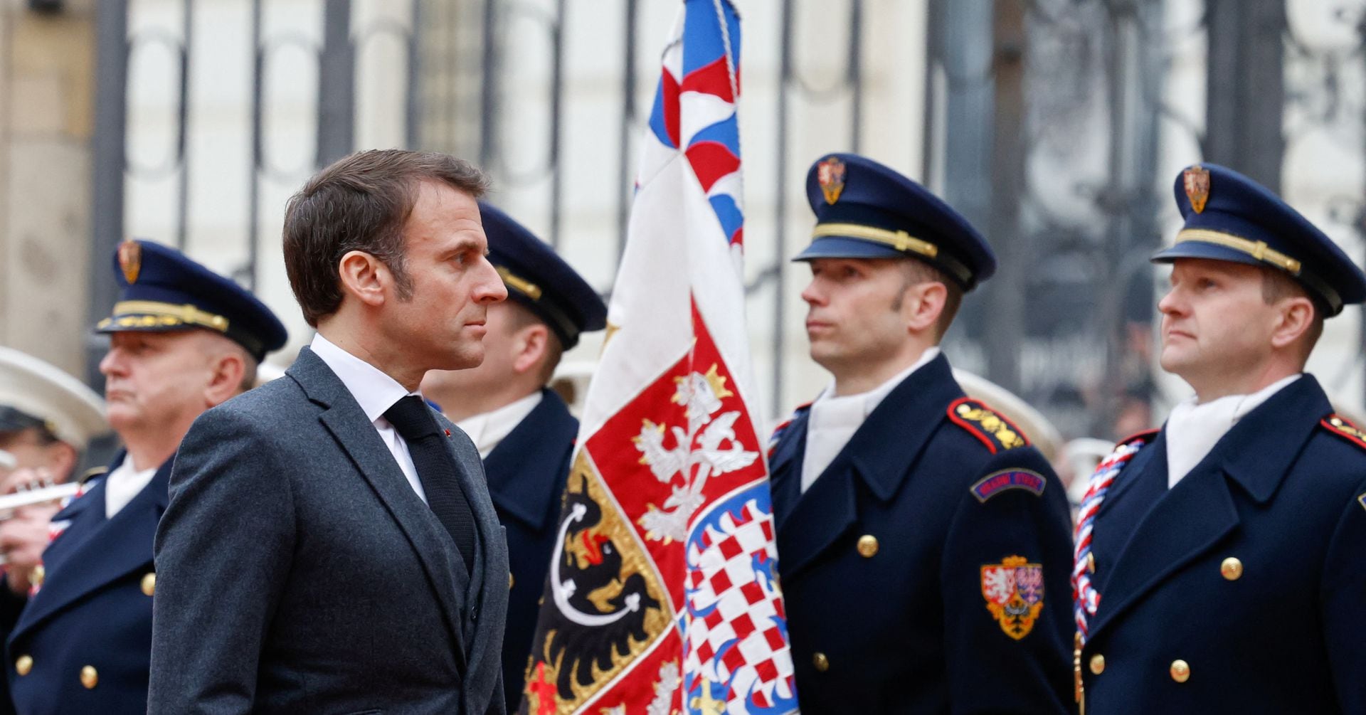 "Macron Urges Allies to Stand Firm on Ukraine Without Sending Troops"
