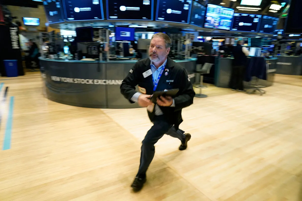 Featured image for "Stocks Soar as Dow Hits Record High, Extending Longest Winning Streak Since 2017"