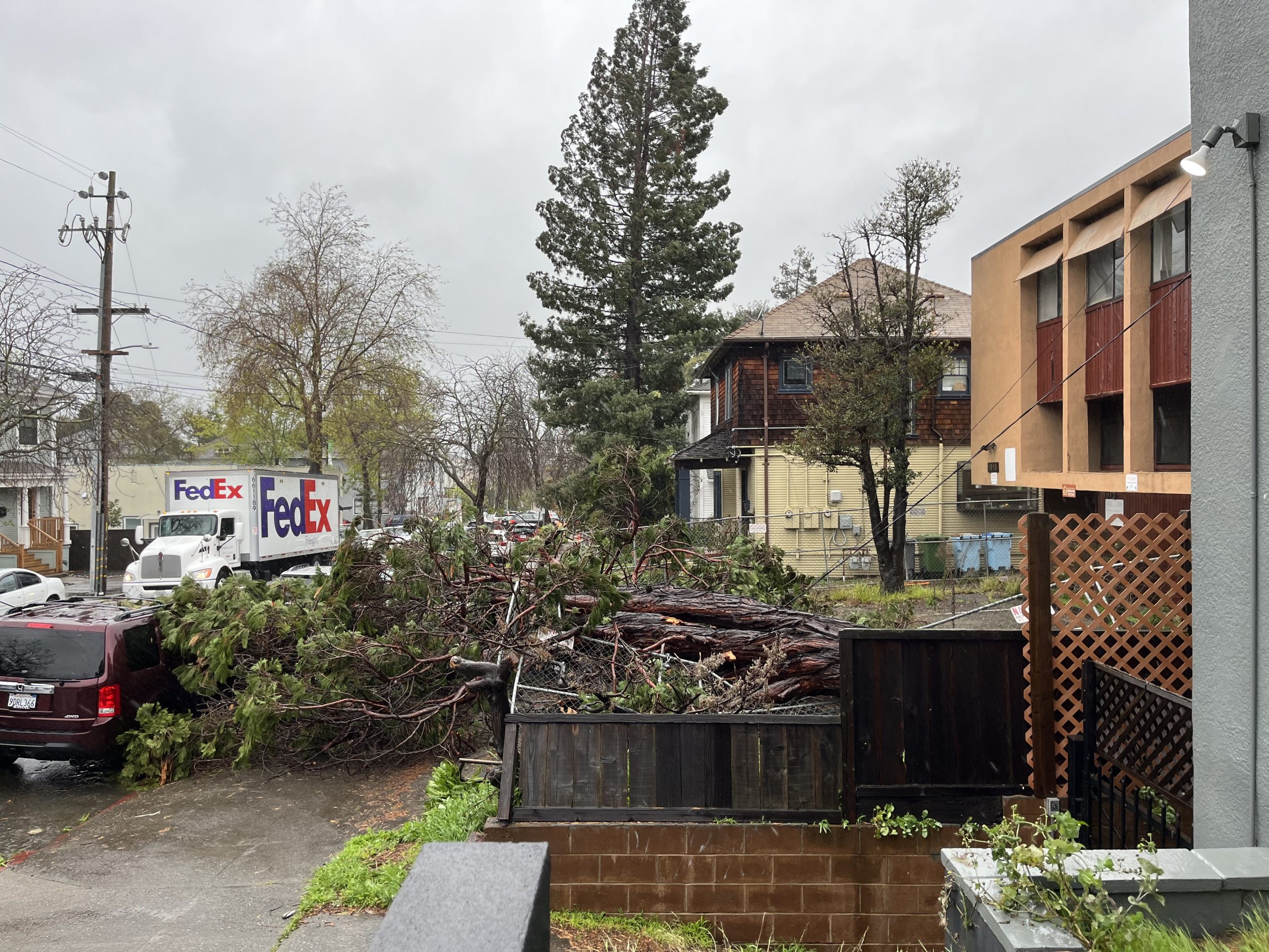 Bay Area battered by powerful storm, thousands lose power.