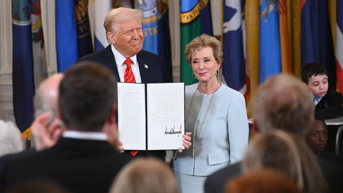 Featured image for Columbia University to pay $200 million in settlement with Trump administration