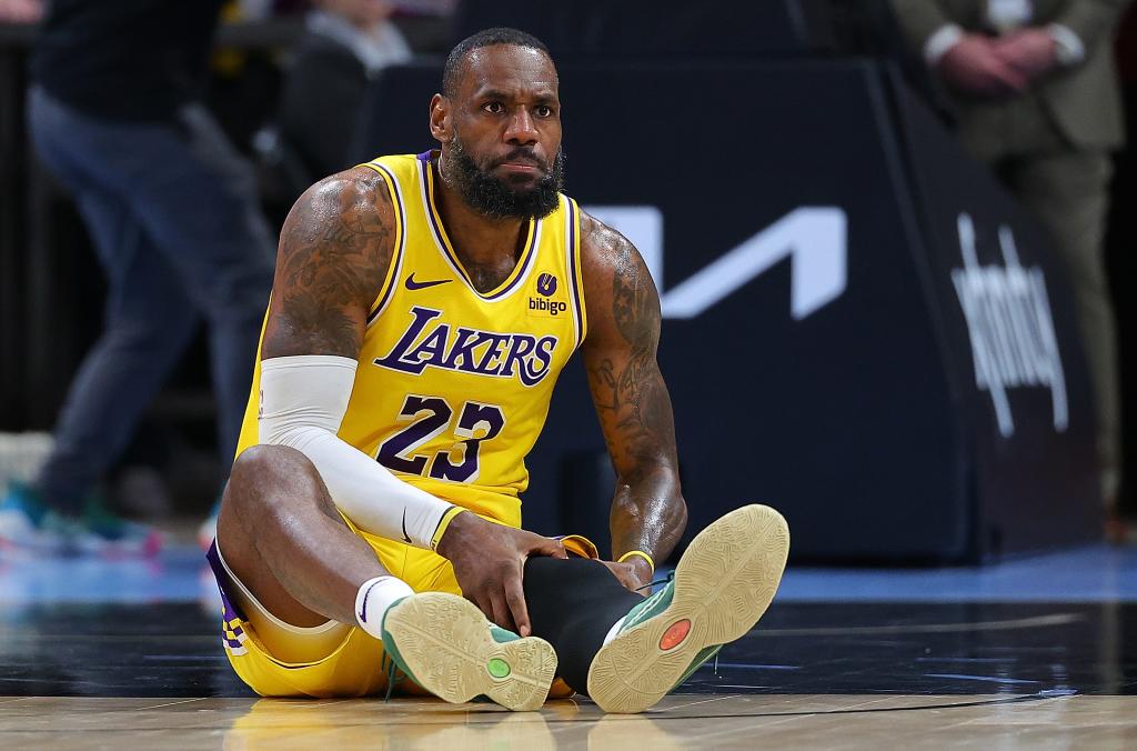 "LeBron James Keeps Quiet on Lakers Future Amid Trade Speculation"