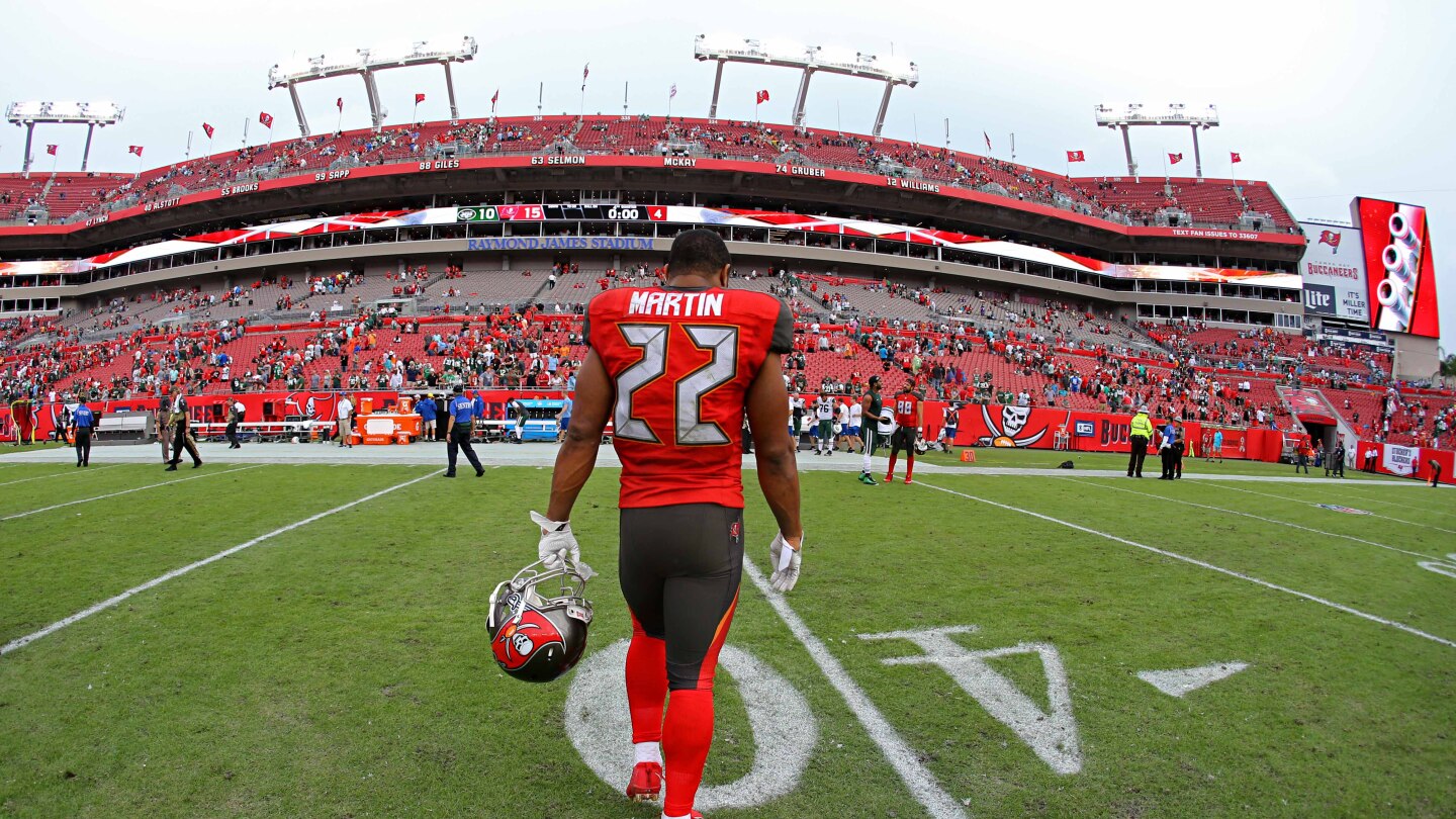 Featured image for Former NFL Running Back Doug Martin Dies at 36