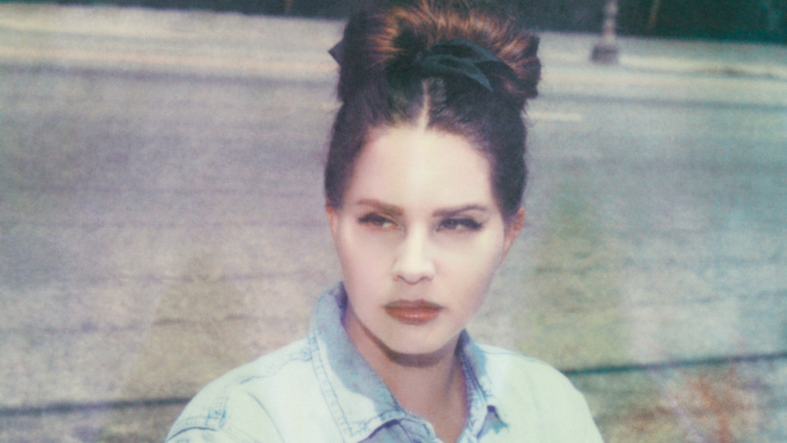 Lana Del Rey's introspective album "Did You Know There's a Tunnel Under Ocean Blvd"