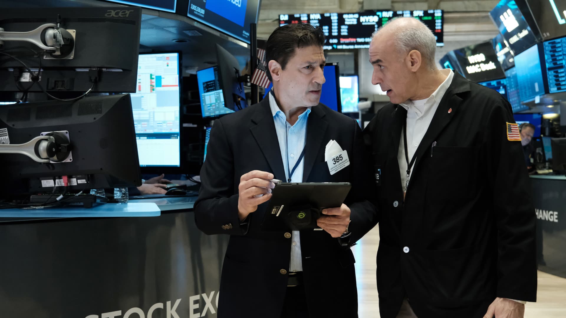 Investors Hold Steady as Inflation Data and Fed Minutes Awaited