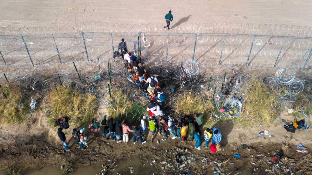 Migrants Overwhelm Border Guards in El Paso Standoff