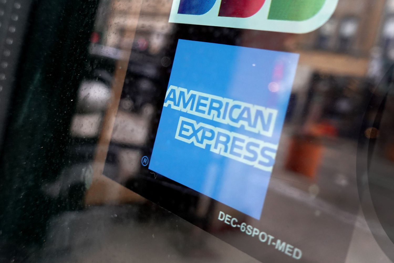 Featured image for American Express Faces Setbacks as Shares Drop and Delinquencies Rise
