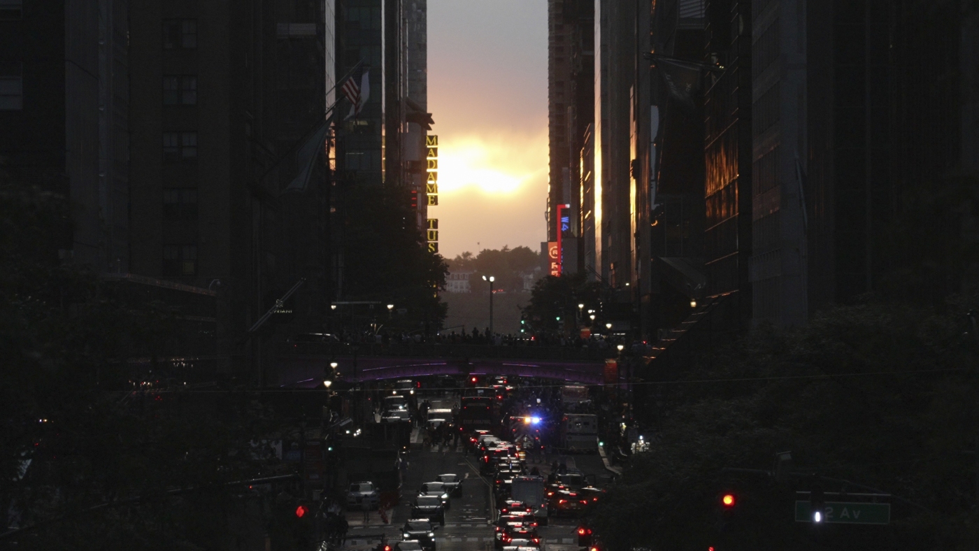 Featured image for "Manhattanhenge 2024: NYC's Iconic Sunset Returns"